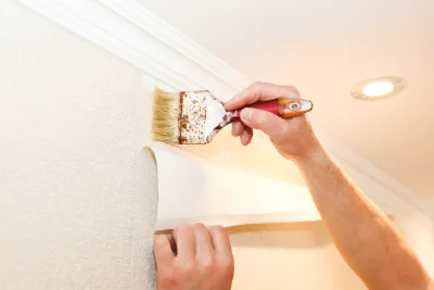 Pose de papier peint à Adé — revêtements muraux et toiles de verre